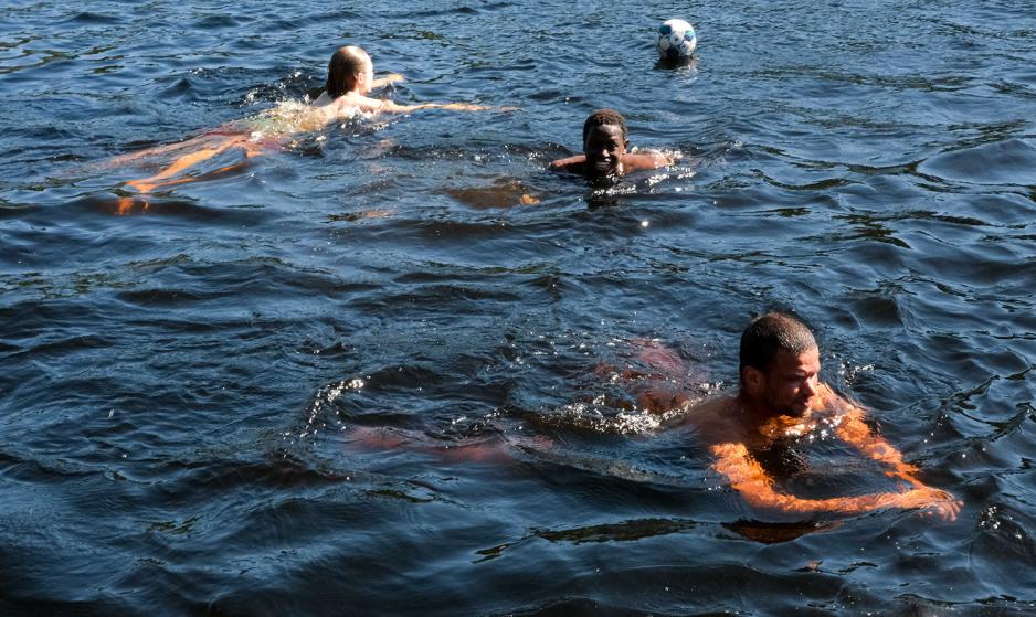 En l&aelig;rer og to elever sv&oslash;mmer i Steinbruvannet i Groruddalen