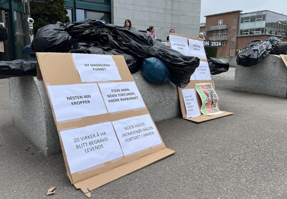 Demonstrasjon utenfor NRK med plakter og informasjon om krigen i Gaza