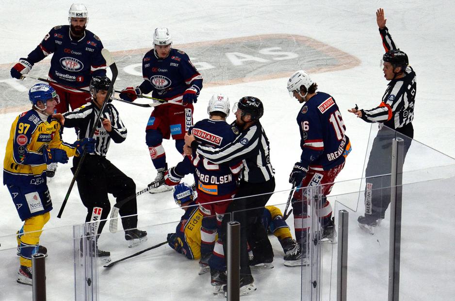 Dommerne pr&oslash;ve r&aring; stoppe slosskampen