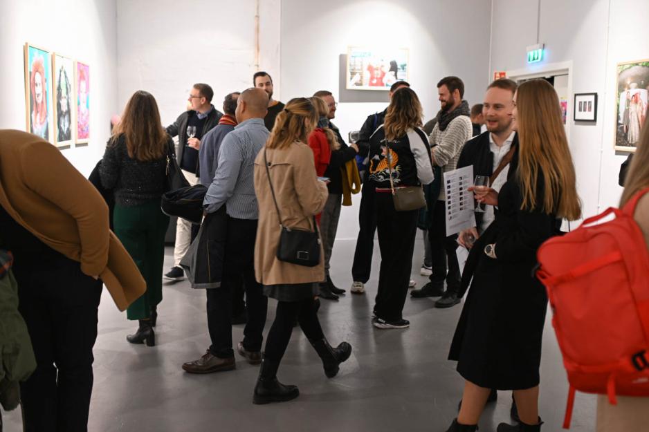 En stor folkemengde under &aring;pning av en utstilling inne p&aring; et galleri