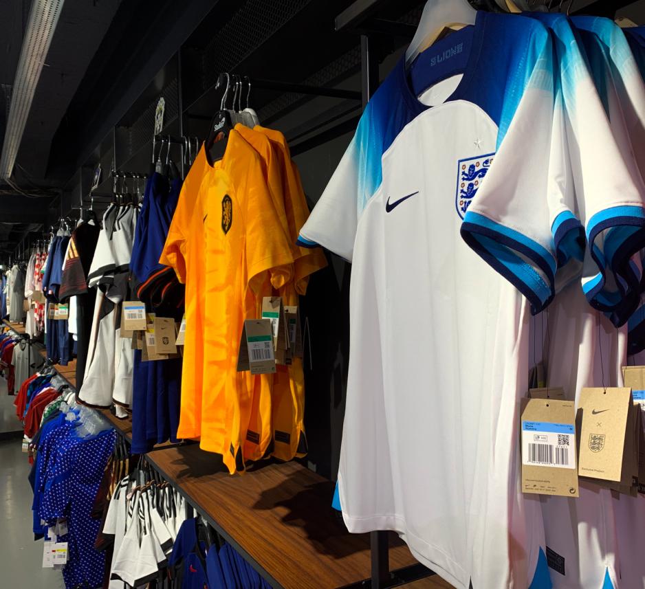 Landslagsdrakter som henger p&aring; veggen hos Torshov Sport.