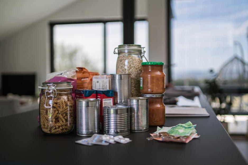 Matvarer er plassert p&aring; et kj&oslash;kkenbord.