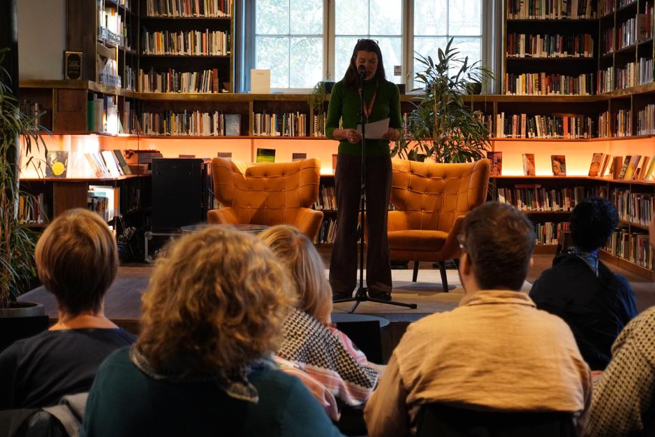 Programansvarlig p&aring; Deichman leser palestinske dikt. Foto: Kiana Hassani