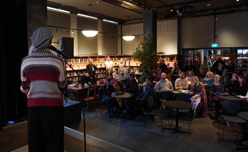 Lese palestinske dikt h&oslash;yt. Foto: Kiana Hassani