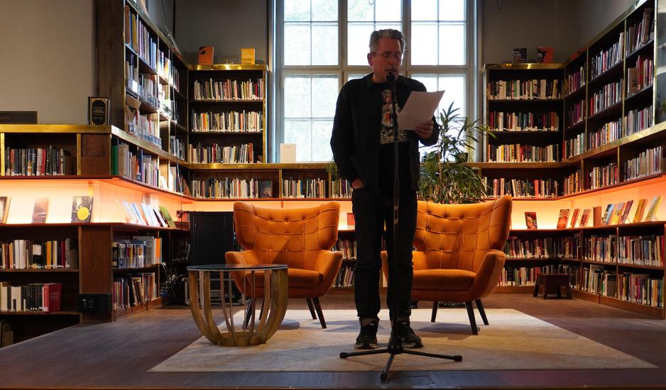 P&aring;ll leser palestiske dikt. Foto: Kiana Hassani