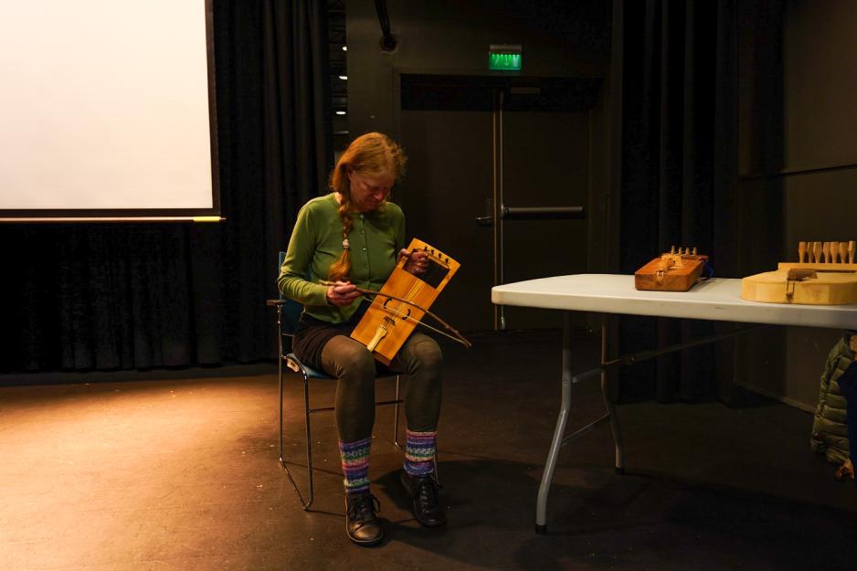 Pr&oslash;ve stryke lyre i instrumentverksted. Foto: Kiana Hassani