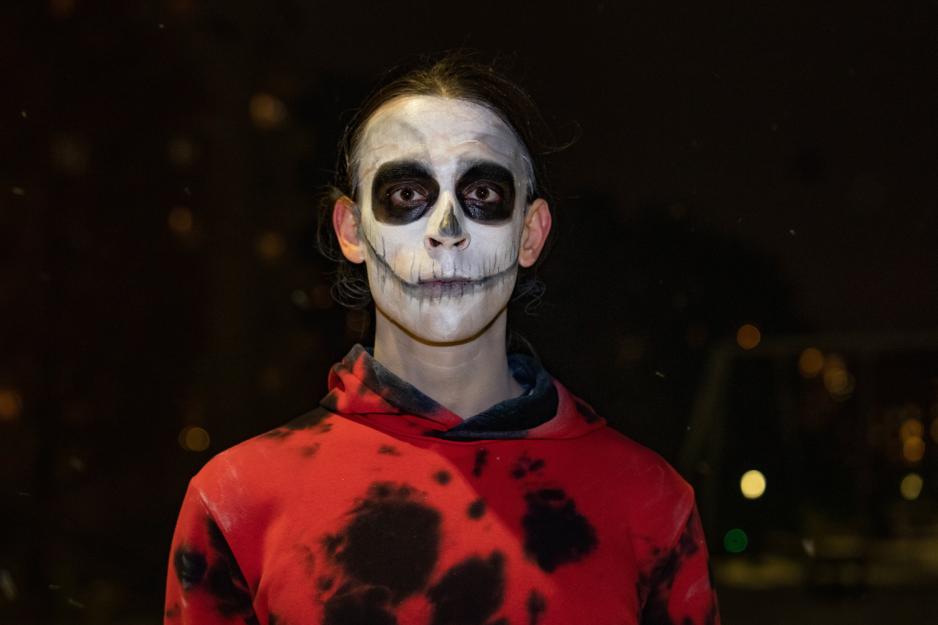 Portett av utkledd mann p&aring; Halloween