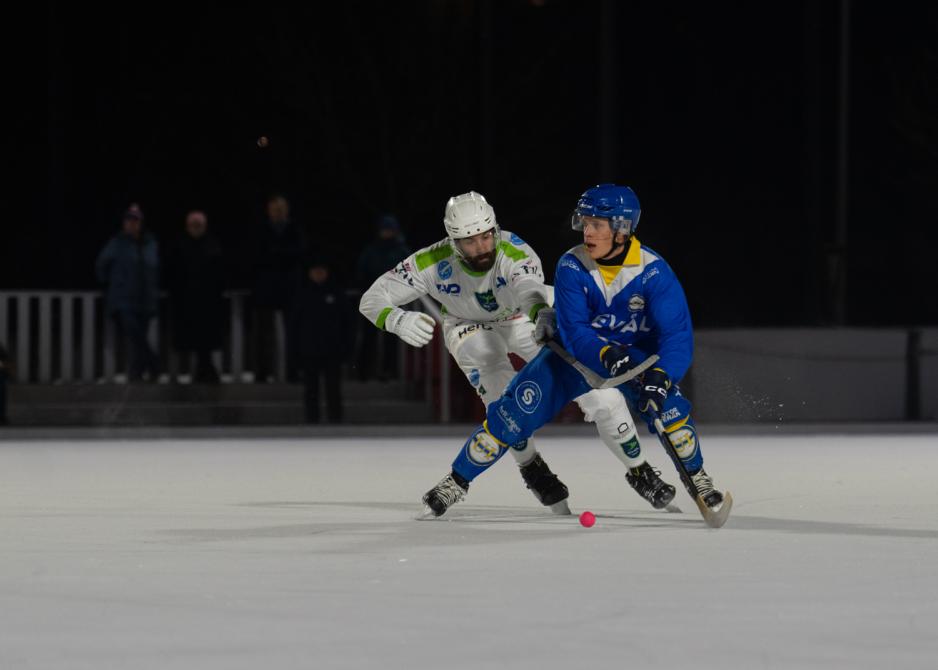 Takling mellom to bandyspillere Ullev&aring;-&Oslash;vrevoll Hosle