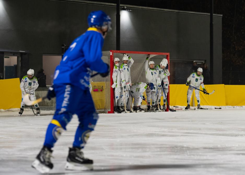 Ullev&aring;l bandylag tar en corner mot &Oslash;vrevoll Hosle