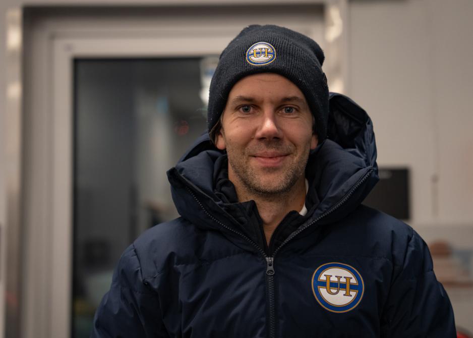 Portrett av hovedtrener for Ullev&aring;l eliteserielag i bandy, Sondre Erik Hammerstad