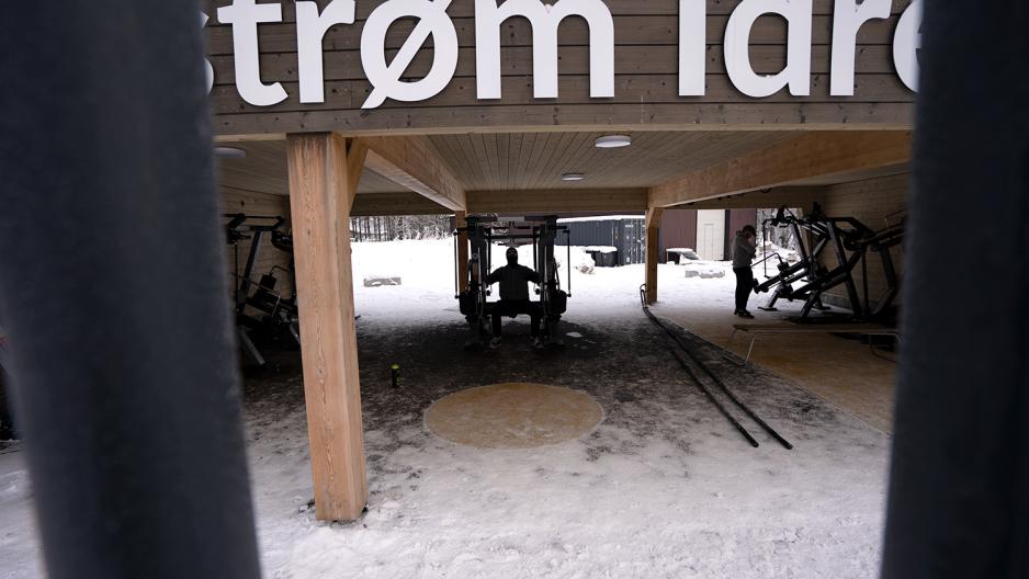 Mann som trener med utend&oslash;rs apparat i lillestr&oslash;m idrettspark