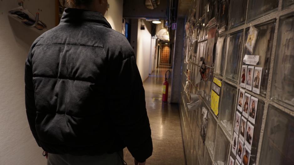 Anonym kilde i sort jakke tatt bilde av bakfra. Ser ingen trekk p&aring; hvordan personen ser ut. 