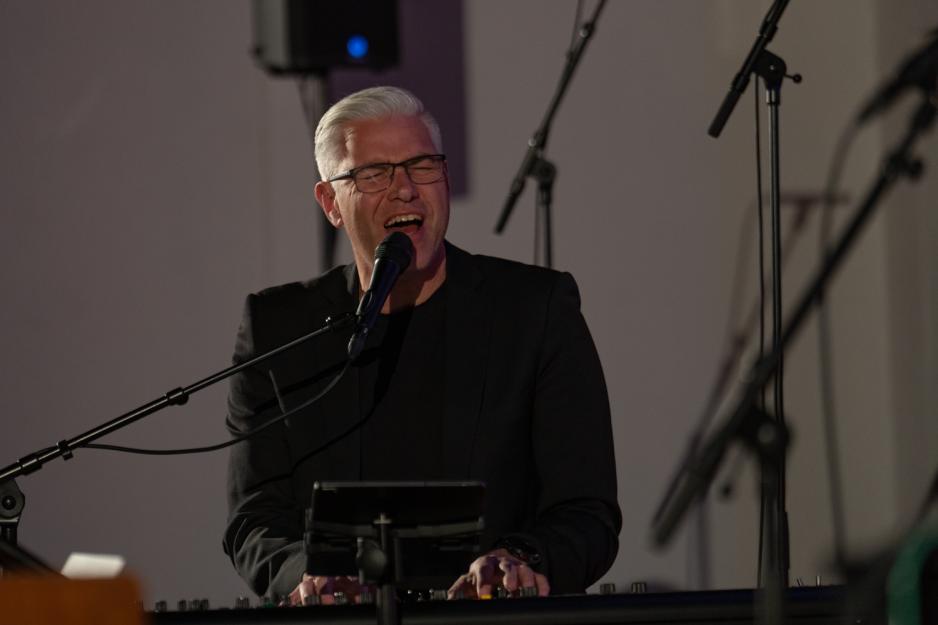 Leif Ingvald Skaug synger og spiller p&aring; et elektrisk piano