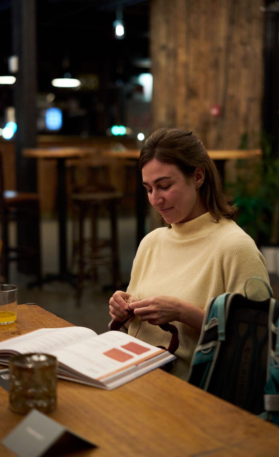 Ana Quliez-Jim&eacute;nez koste seg under strikketreffet p&aring; Kulturhuset. 