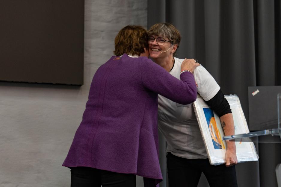 Marianne Borgen overrekker gave til Bj&oslash;rg Norli, leder av ProSentret 