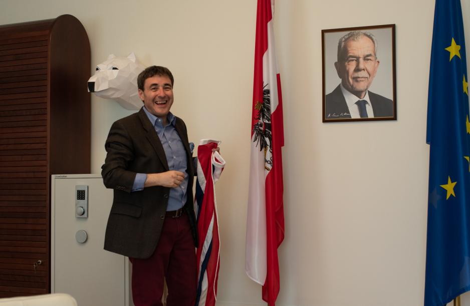 Den &oslash;steriske ambassad&oslash;ren holder det norske flagg