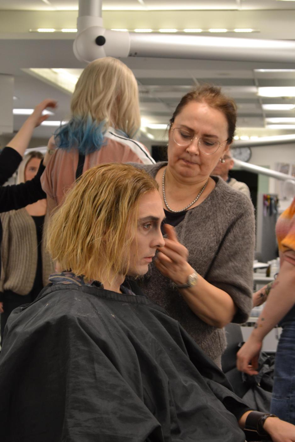 Simen Bredesen i sminkestolen