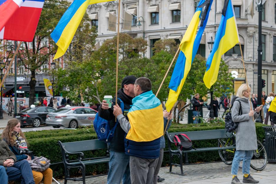 To menn gir hverandre en klem