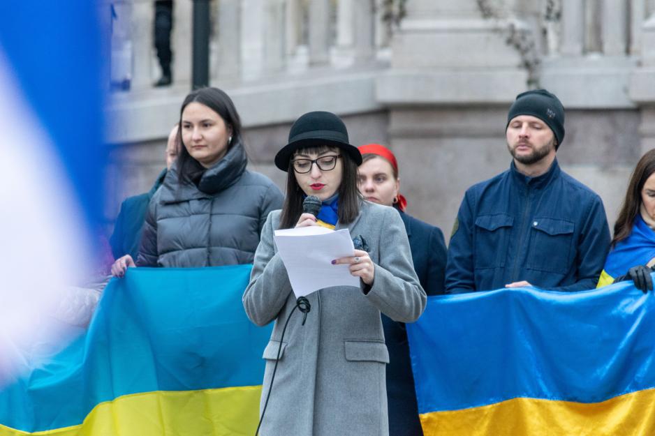 Kvinne holder en appell foran folkemengden 