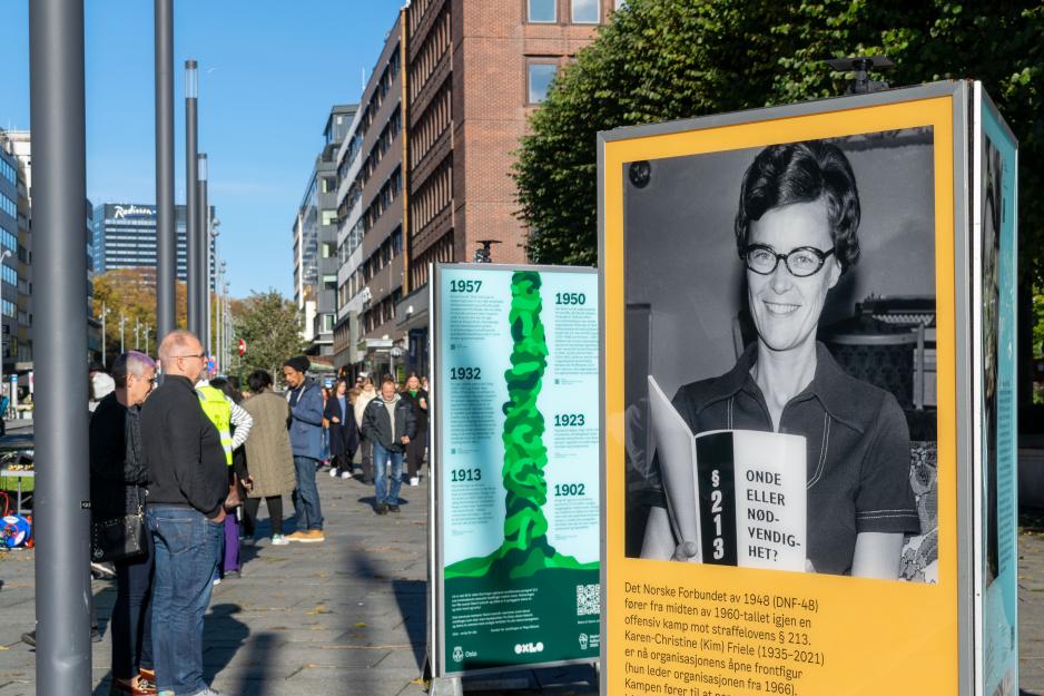 Folk ser p&aring; en utstilling som viser skeiv historie 