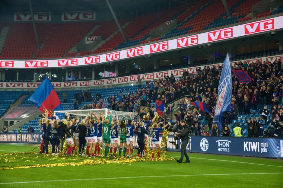 V&aring;lerenga jubler sammen med suppoerterne. Foto: Andrea Viland Ask