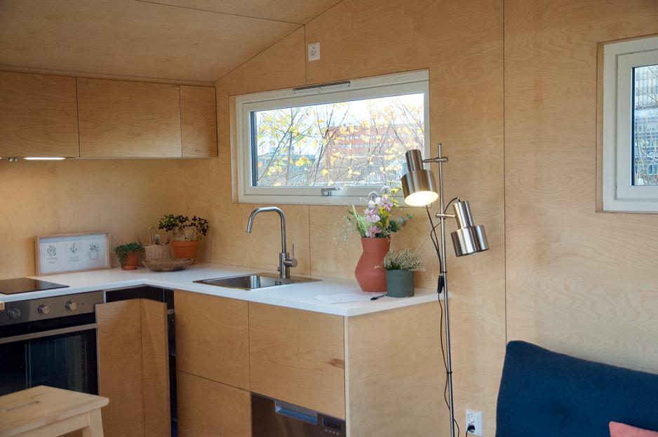 Lite men funksjonelt kj&oslash;kken inne i mikrohuset Tind. Foto: Andrea Viland Ask