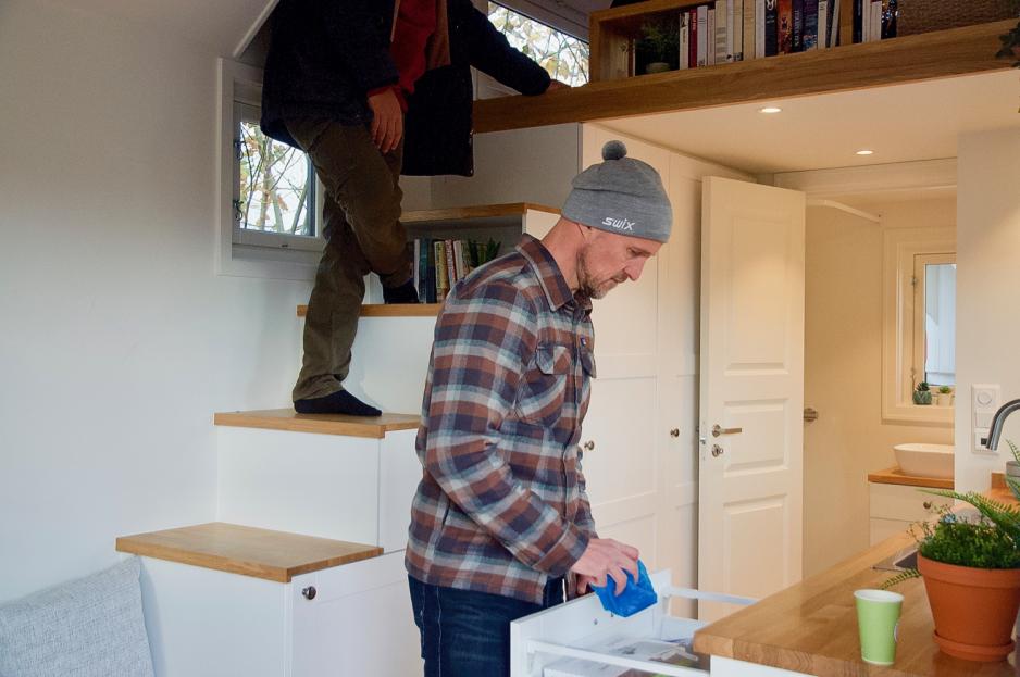 Mikrosjef David Reiss-Andersen viser frem mikrohuset Heim. Foto: Andrea Viland Ask