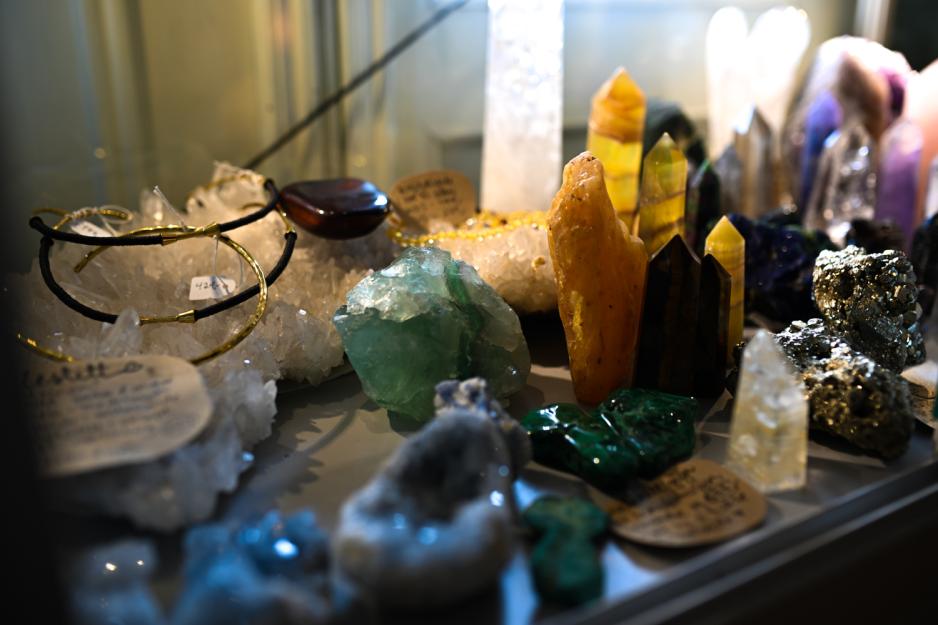 Ulike krystaller i forskjellige farger p&aring; Lille Arkana.