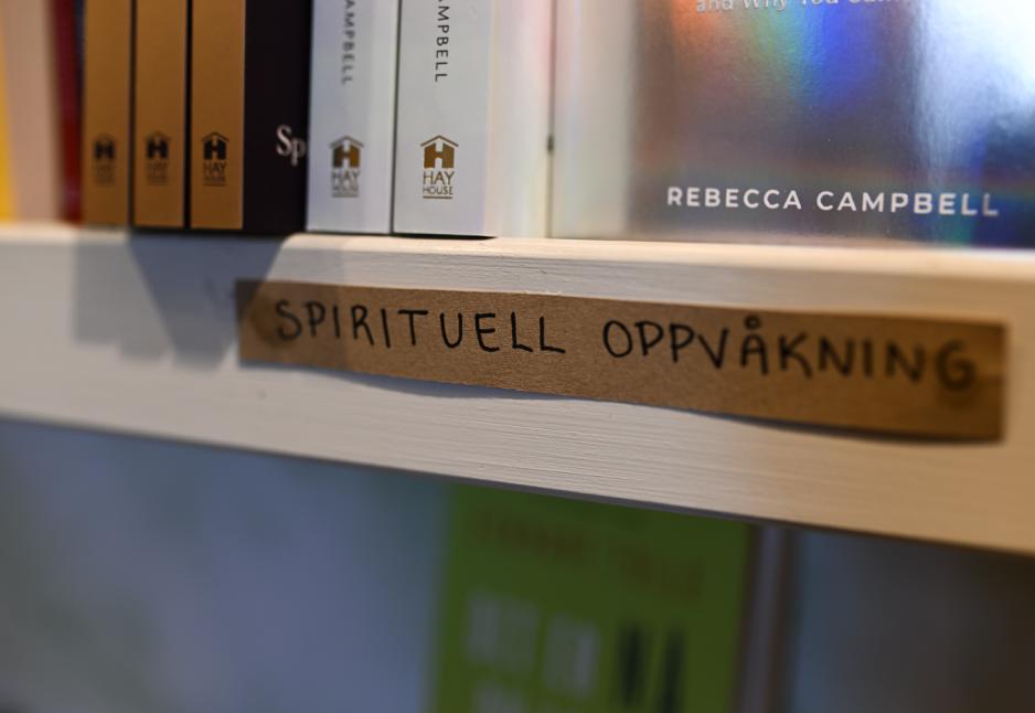 "Spirituell oppv&aring;kning" st&aring;r merket p&aring; en av bokhyllene.