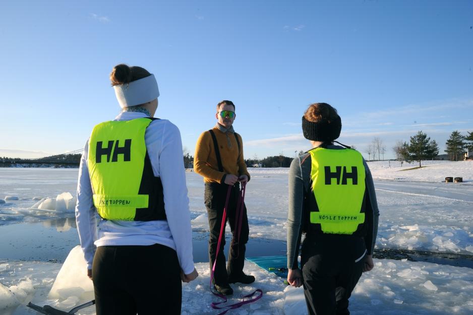 To elever ser p&aring; mens l&aelig;reren forklarer hvordan man isbader.