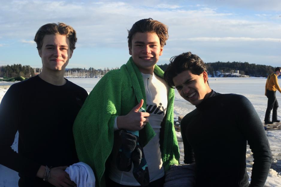 Tre elever smiler etter gjennomf&oslash;rt isbading.