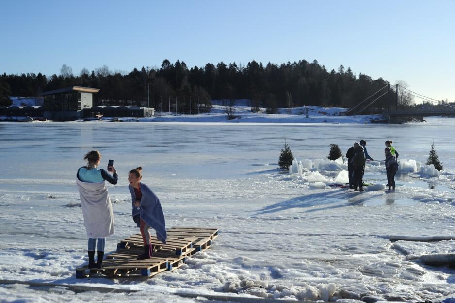 To elever tar bilder f&oslash;r de skal isbade.