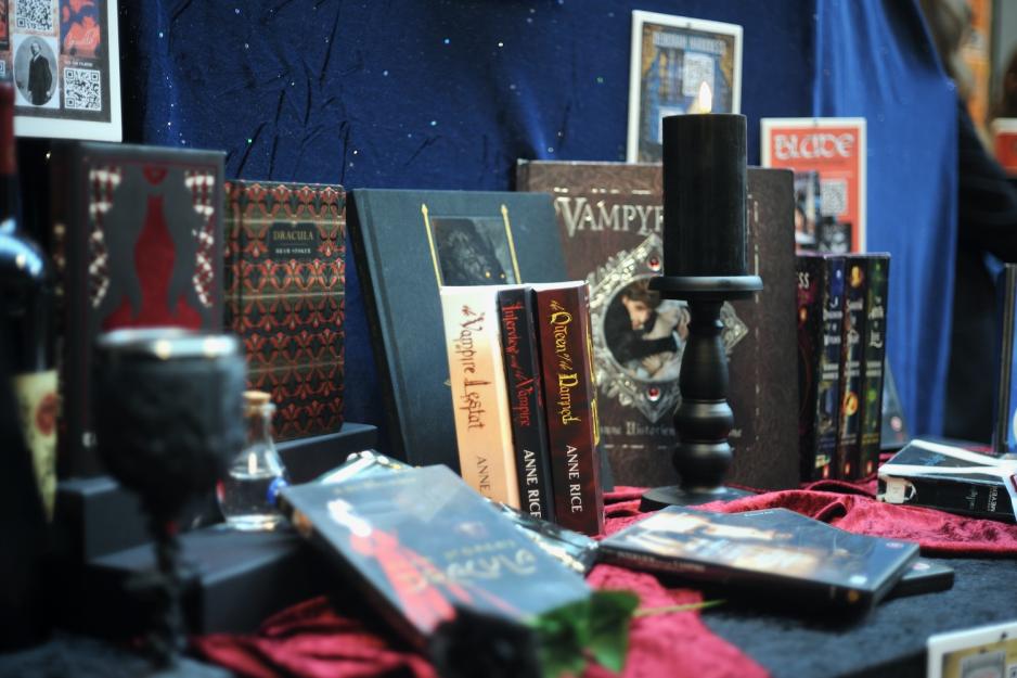 Ulike vampyr-b&oslash;ker st&aring;r utstilt i P48.