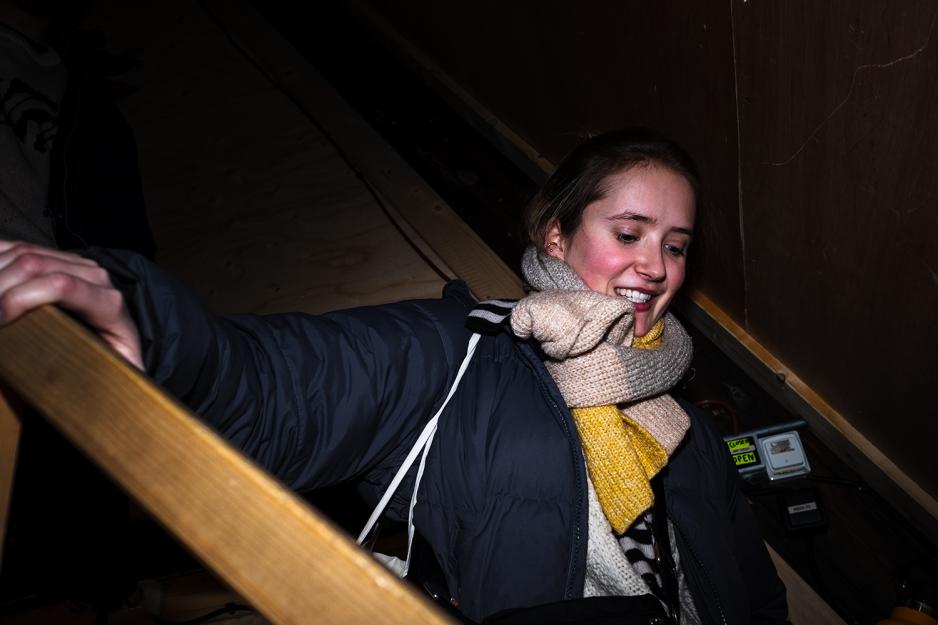 Maja Stange g&aring;r i en trapp