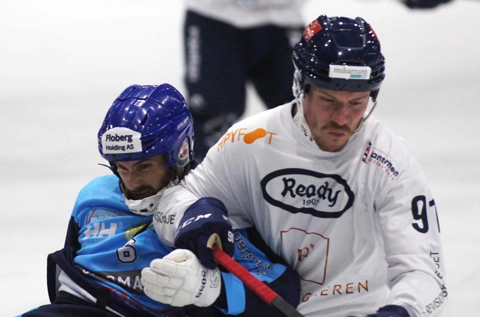 To menn i duell under en bandykamp mellom stab&aelig;k og ready