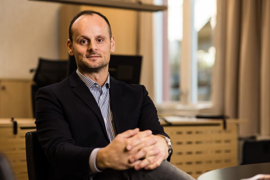 Edin Babic, kommunikasjonssjef for LDO, sitter i dress p&aring; en stol. Smiler. 