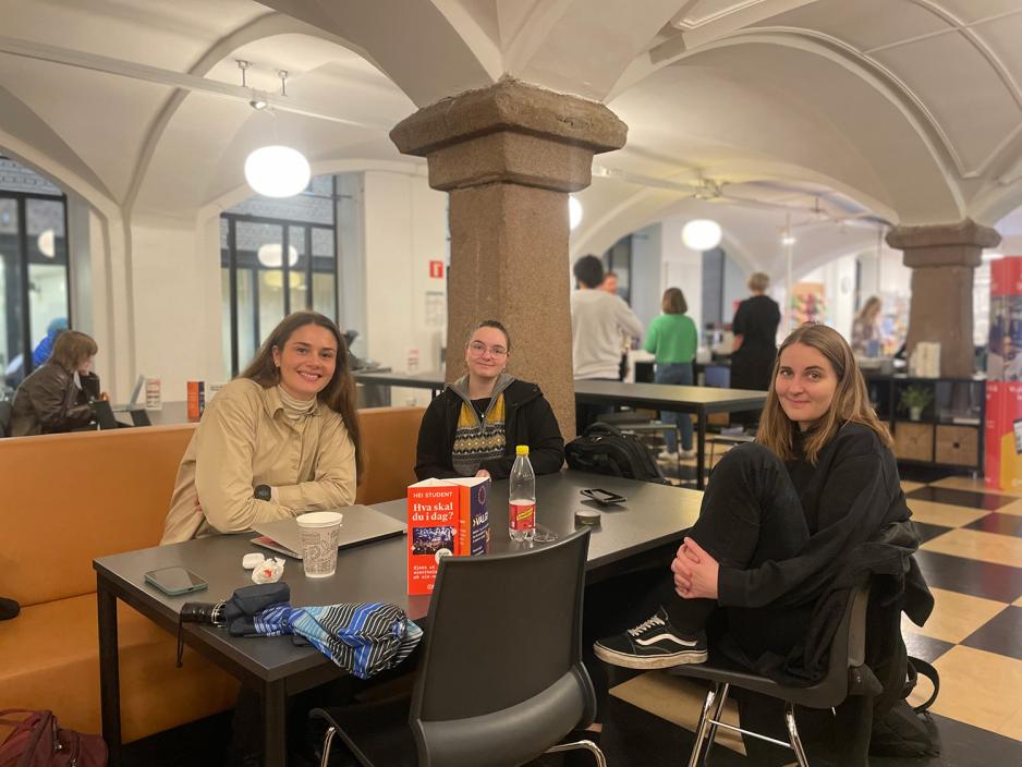 Tre studenter sitter i kantina i sofaen p&aring; Oslomet