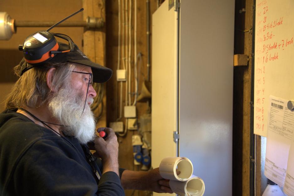 Einar Aas st&aring;r i telefonen