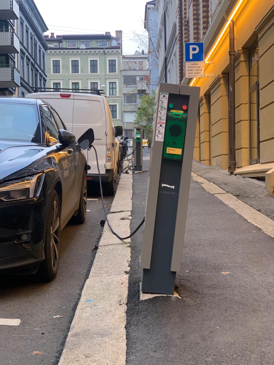 Flere elbilladere p&aring; rad langs fortauet