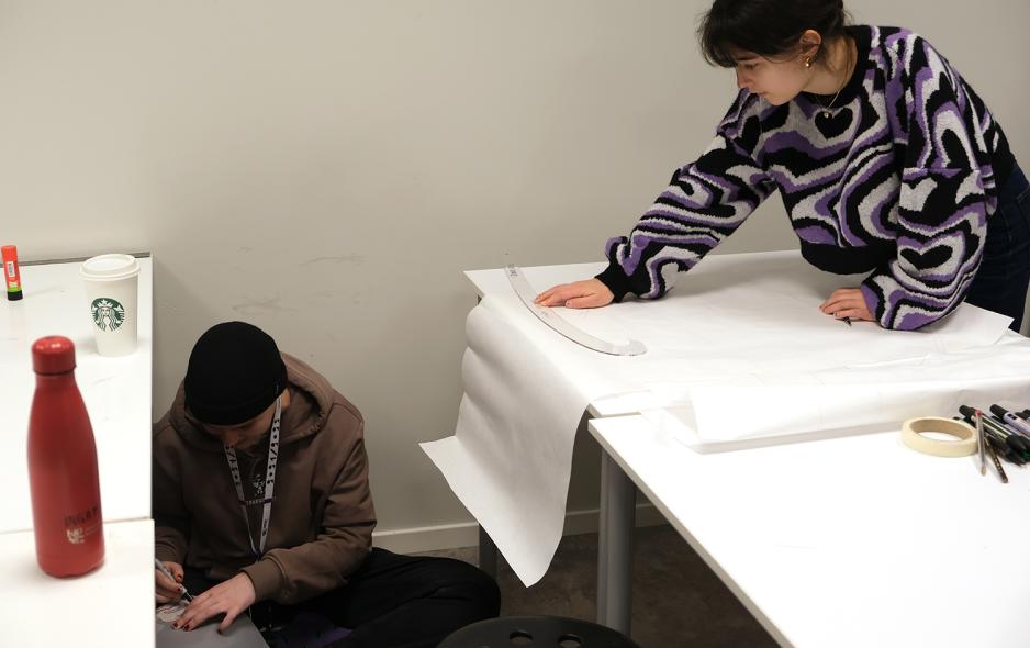 To klesdesign-studenter jobber p&aring; oppgave.