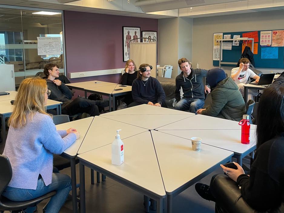 En klasse med mange forskjellige elever.