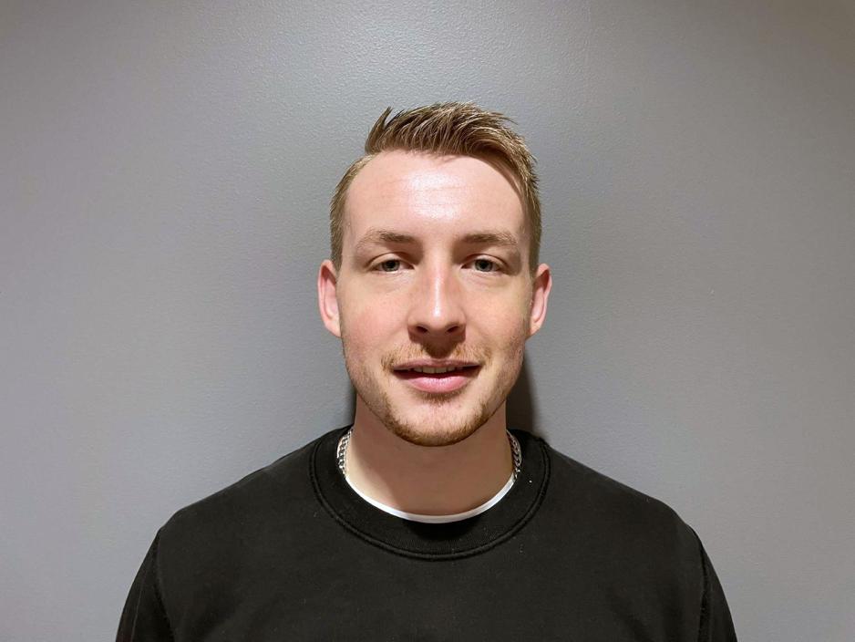 Elias Bj&oslash;rnstad foran en vegg