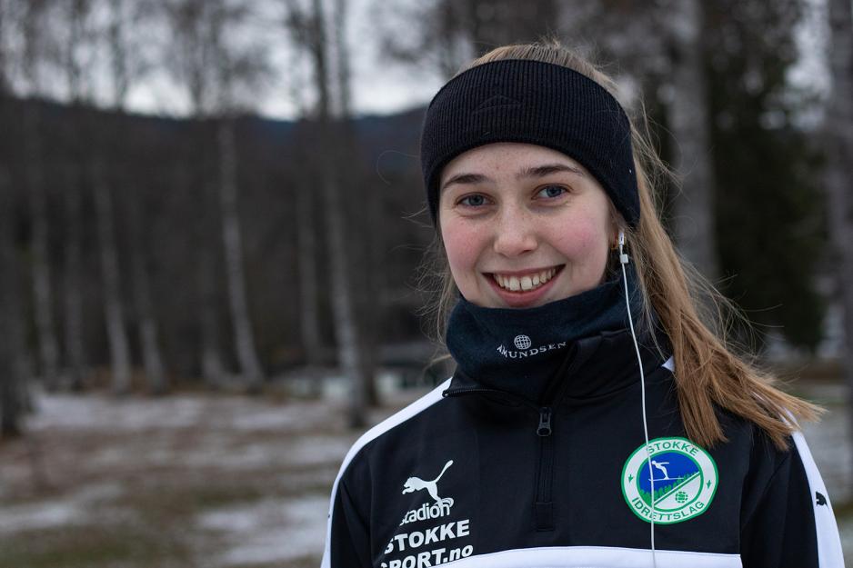 Jente med panneb&aring;nd og jogget&oslash;y