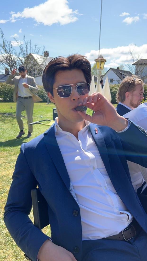 Emad nayab r&oslash;yker sigar