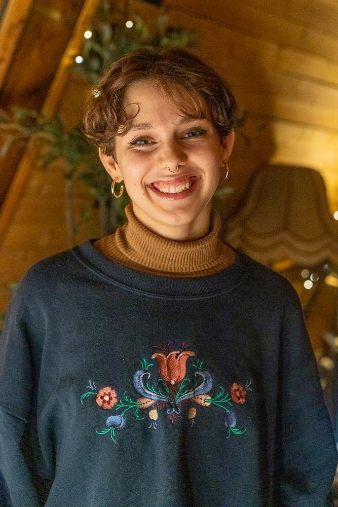 Portrett av Emma S&aelig;vik i et lovf