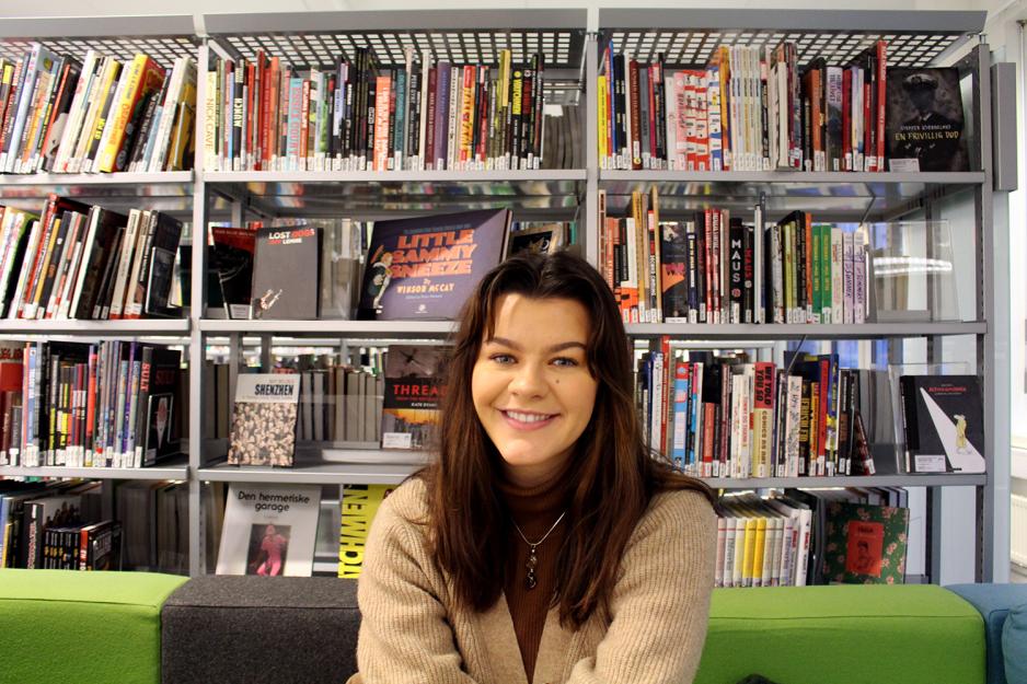 Emma foran bibliotekb&oslash;ker