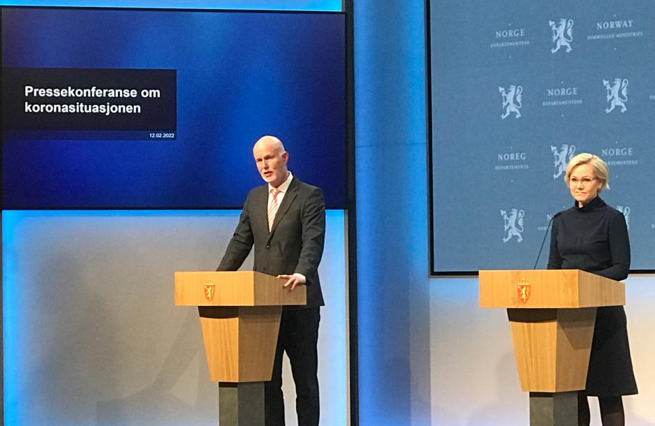 Bilde av helsedirekt&oslash;r Bj&oslash;rn Guldv&aring;g og Helseminister Ingvild Kjerkol p&aring; pressekonferansen.