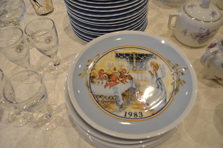 Dekortallerken med engel p&aring; nerv&oslash;s fl&oslash;yel