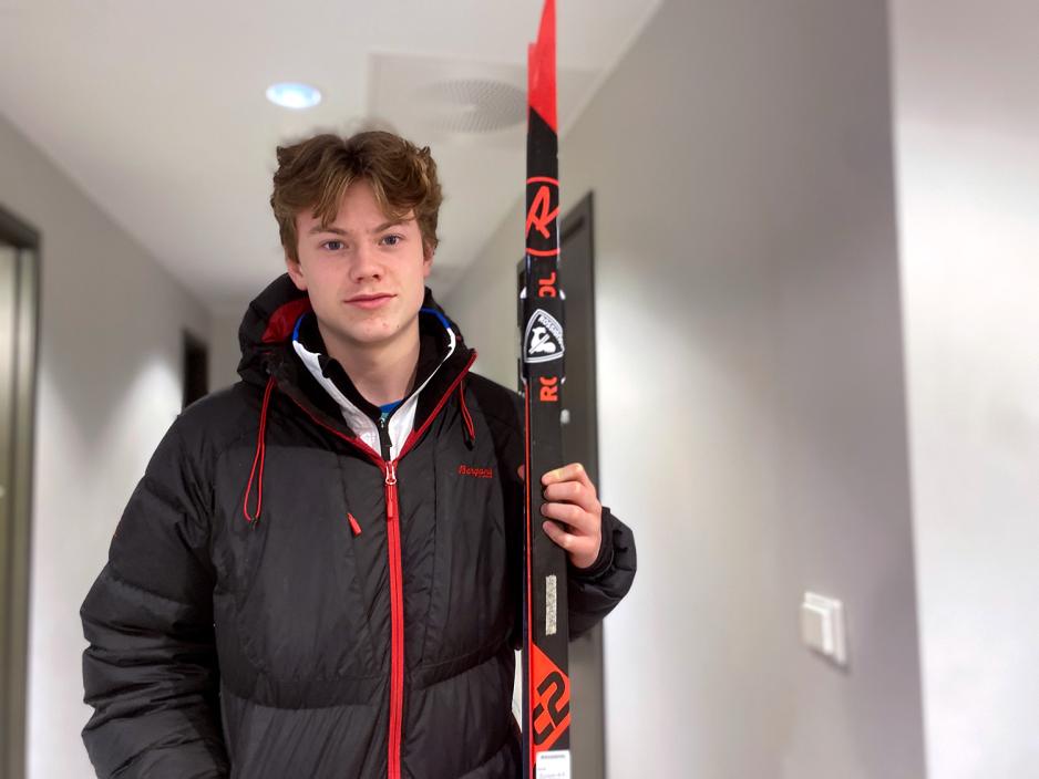 Forn&oslash;yd gutt som holder ski