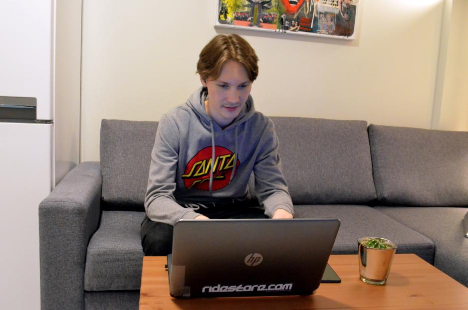 Student jobber med skole p&aring; hybelen